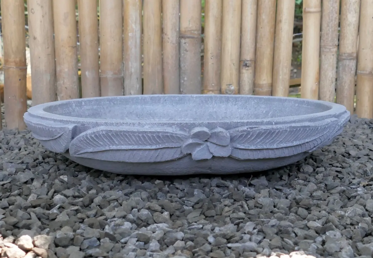 Artikelbild 7 des Artikels “Kediri - Schale mit Blumenmotiv, Frangipani,  Ø 50 cm | Steinguss “